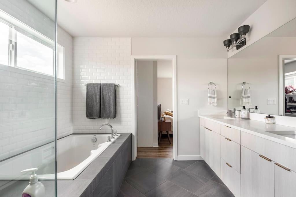 Comfy Family Home, Walkable Neighborhood + Patio! Portland Dış mekan fotoğraf